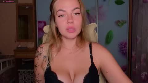 Snapshot of emilyrobbie chatting on September 2025 05:25:01 PM Emily Robbie online show from September 2025 05:25:01 PM