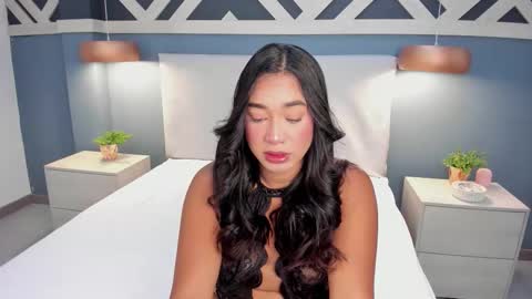 Emily  online show from November 2025 01:06:01 PM