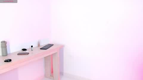 Snapshot of emma_collins01 chatting on May 2026 05:40:02 PM Emma online show from May 2026 05:40:02 PM