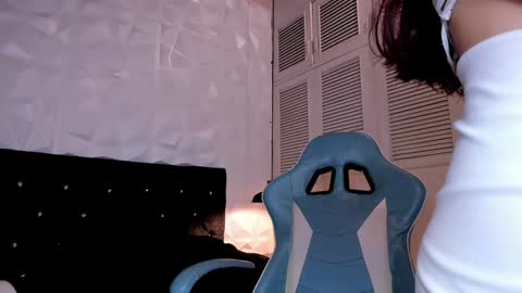 emma_dl2 online show from December 2024 05:30:01 PM