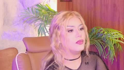 Snapshot of emma_dragon chatting on April 2026 04:35:02 AM emma_dragon online show from April 2026 04:35:02 AM
