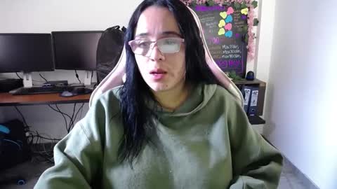 Snapshot of emma_evans07 chatting on December 2024 01:28:02 PM emmy online show from December 2024 01:28:02 PM