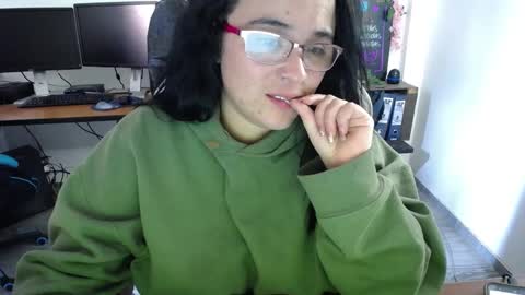 Snapshot of emma_evans07 chatting on December 2024 04:40:02 PM emmy online show from December 2024 04:40:02 PM