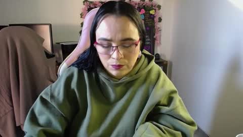 Snapshot of emma_evans07 chatting on December 2024 02:05:02 PM emmy online show from December 2024 02:05:02 PM