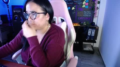 Snapshot of emma_evans07 chatting on December 2024 10:01:01 PM emmy online show from December 2024 10:01:01 PM