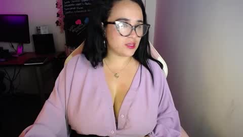 Snapshot of emma_evans07 chatting on January 2025 12:44:02 AM emmy online show from January 2025 12:44:02 AM