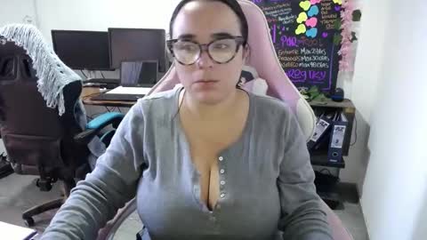 Snapshot of emma_evans07 chatting on January 2025 03:51:02 PM emmy online show from January 2025 03:51:02 PM