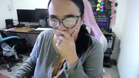 Snapshot of emma_evans07 chatting on January 2025 06:52:01 PM emmy online show from January 2025 06:52:01 PM