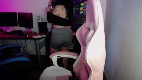 Snapshot of emma_evans07 chatting on January 2025 09:29:01 PM emmy online show from January 2025 09:29:01 PM