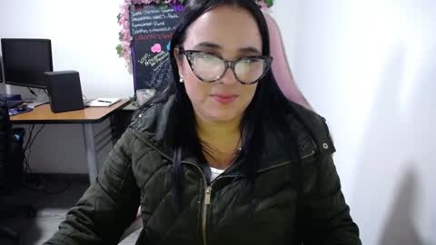 Snapshot of emma_evans07 chatting on January 2025 10:51:02 PM emmy online show from January 2025 10:51:02 PM