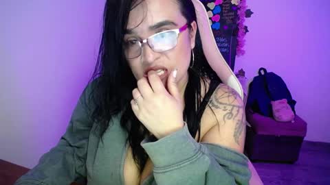 Snapshot of emma_evans07 chatting on March 2025 06:39:02 PM emmy online show from March 2025 06:39:02 PM