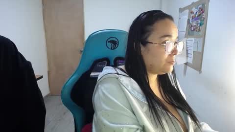 Snapshot of emma_evans07 chatting on October 2025 01:18:02 PM emmy online show from October 2025 01:18:02 PM