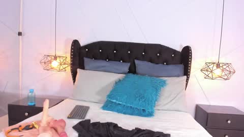 Snapshot of emma_payton chatting on February 2025 03:00:01 PM Emma online show from February 2025 03:00:01 PM