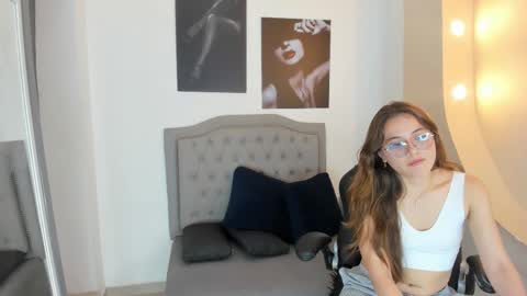 Snapshot of emma_rousz chatting on October 2025 04:44:01 AM emma online show from October 2025 04:44:01 AM