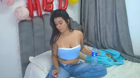 Snapshot of emma_saenz01 chatting on June 2026 05:42:02 AM emma_saenz01 online show from June 2026 05:42:02 AM