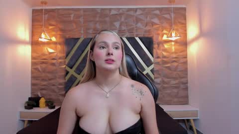 Snapshot of emmaa_white_ chatting on April 2026 05:40:01 PM EMMA online show from April 2026 05:40:01 PM