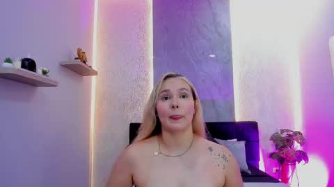 Snapshot of emmaa_white_ chatting on May 2026 05:39:01 PM EMMA online show from May 2026 05:39:01 PM