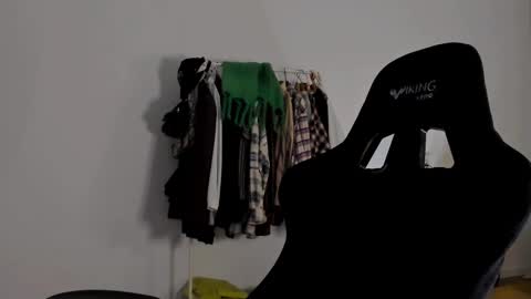 Snapshot of emmamon chatting on December 2024 07:52:02 PM Emma online show from December 2024 07:52:02 PM