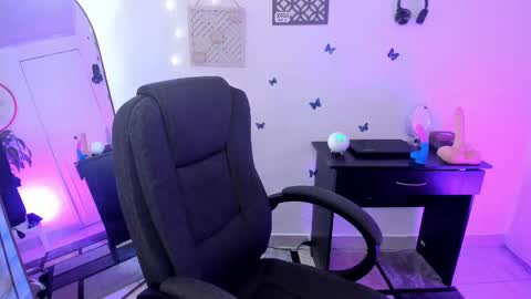 Snapshot of emmax_x chatting on January 2025 01:21:02 PM EMMA online show from January 2025 01:21:02 PM