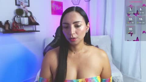 Snapshot of emmi_cam chatting on May 2026 01:05:01 PM Emmi Cam online show from May 2026 01:05:01 PM