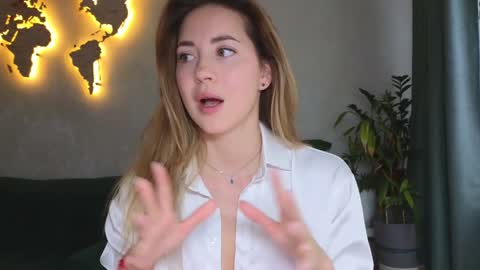 Snapshot of emmi_rosee chatting on February 2026 10:04:01 AM Miss Emmi online show from February 2026 10:04:01 AM