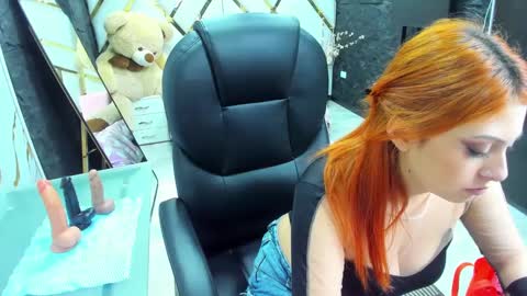 Snapshot of emmily_walker chatting on October 2025 03:05:01 AM EmmilyWalker online show from October 2025 03:05:01 AM