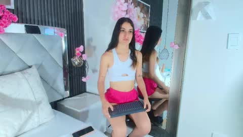 Snapshot of emy_ferrer_ chatting on April 2026 04:15:01 AM EMY FERRER online show from April 2026 04:15:01 AM