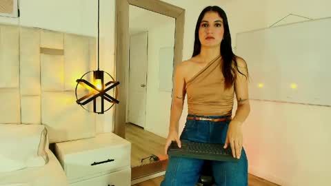 Snapshot of emy_ferrer_ chatting on May 2026 01:51:02 PM EMY FERRER online show from May 2026 01:51:02 PM