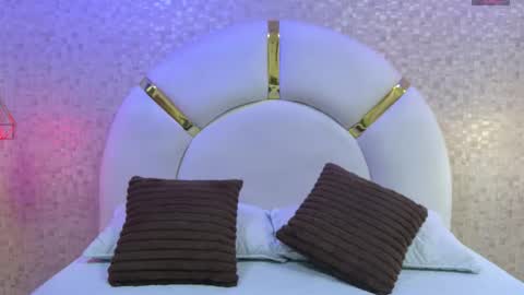 Emy  online show from November 2025 11:33:02 AM