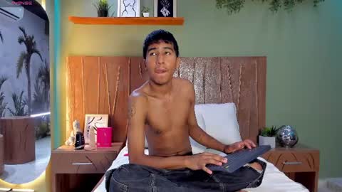 Snapshot of ender_h0tt chatting on July 2026 09:21:02 PM Ender online show from July 2026 09:21:02 PM