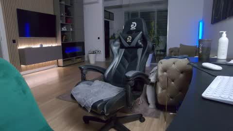 Erik online show from December 2025 07:32:01 PM