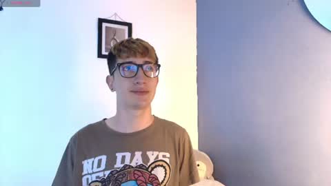 Snapshot of erik_golden_ chatting on July 2026 01:08:01 AM I am Erik online show from July 2026 01:08:01 AM