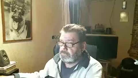 Snapshot of erwin1966 chatting on January 2025 09:22:01 PM Erwins room welcome sound on online show from January 2025 09:22:01 PM