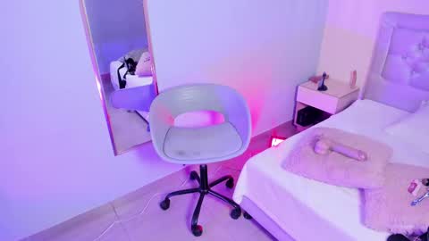 Escarlet online show from November 2025 01:10:01 PM