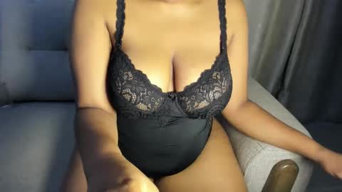 Esme online show from October 2025 11:45:02 PM