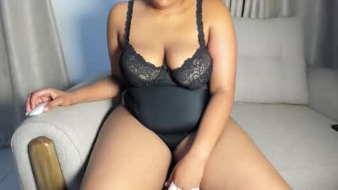 Esme online show from October 2025 10:29:02 PM
