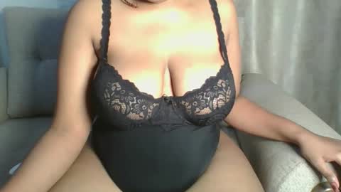 Esme online show from October 2025 11:07:01 PM