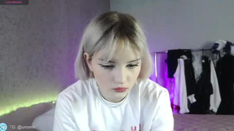 Snapshot of esmevelvet chatting on May 2026 12:23:02 PM Esme online show from May 2026 12:23:02 PM