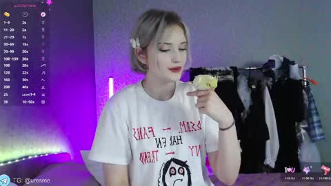 Snapshot of esmevelvet chatting on May 2026 12:00:02 PM Esme online show from May 2026 12:00:02 PM
