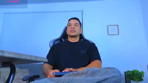 Snapshot of esteban_de_louise chatting on June 2026 11:23:02 AM ESTEBAN online show from June 2026 11:23:02 AM