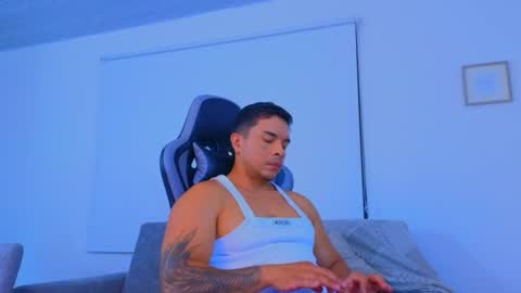 Snapshot of esteban_de_louise chatting on June 2026 02:21:01 PM ESTEBAN online show from June 2026 02:21:01 PM