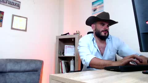 Snapshot of esteban_fer chatting on May 2026 04:52:01 AM Esteban Fernandez online show from May 2026 04:52:01 AM