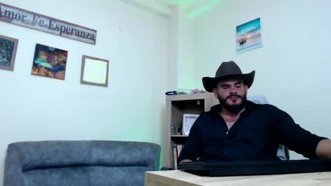 Snapshot of esteban_fer chatting on May 2026 06:30:01 AM Esteban Fernandez online show from May 2026 06:30:01 AM