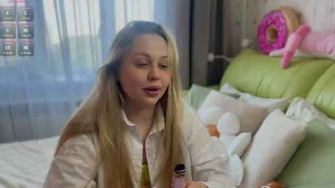 Snapshot of estella_elwood chatting on May 2026 12:12:02 PM Estella online show from May 2026 12:12:02 PM