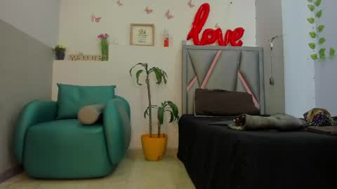 esterlindez online show from May 2026 08:28:01 PM