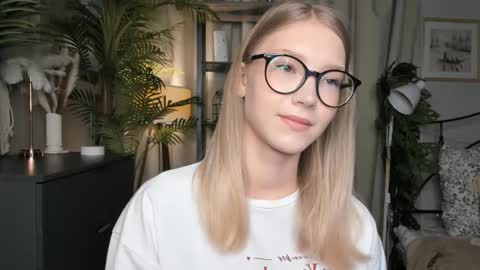 Natalie online show from October 2025 05:52:01 AM