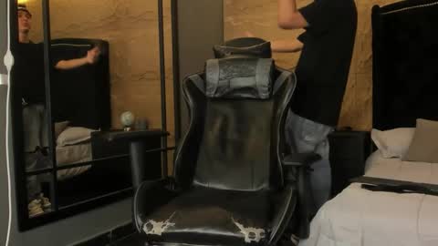 ethanlowell online show from December 2025 05:37:02 AM