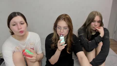 Veronica Tiia Lilith left to right online show from February 2025 06:39:02 AM