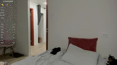 Veronica Tiia Lilith left to right online show from April 2026 08:18:01 PM