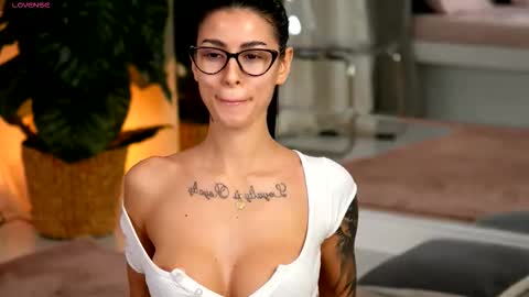 Eva  online show from December 2025 05:15:02 AM